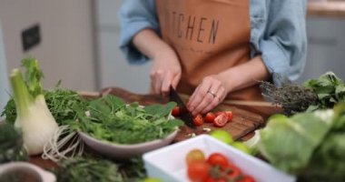 Sağlıklı yeşil salata yapmak