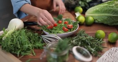 Sağlıklı yeşil salata yapmak