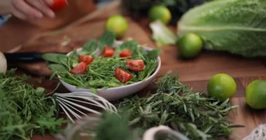 Sağlıklı yeşil salata yapmak