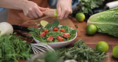 Sağlıklı yeşil salata yapmak