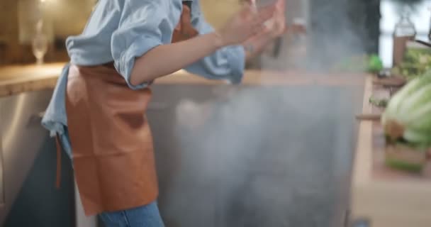 Casalinga si affretta in cucina con un fumo da bruciare il cibo — Video Stock