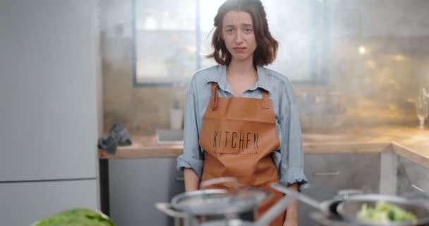 Casalinga in una cucina fumosa da cibo bruciato — Video Stock