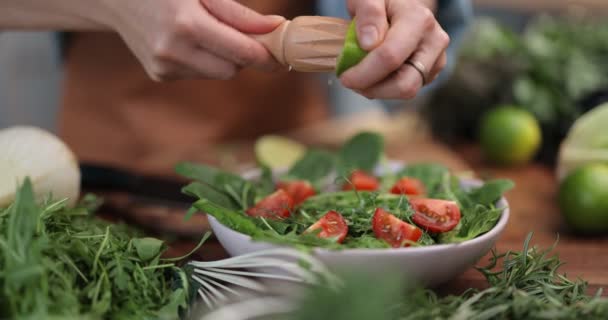Gezond groene salade maken — Stockvideo