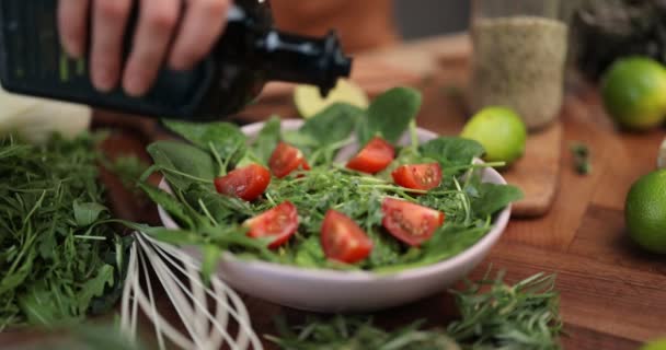 Gezond groene salade maken — Stockvideo