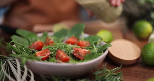 Hacer ensalada verde saludable — Vídeo de stock