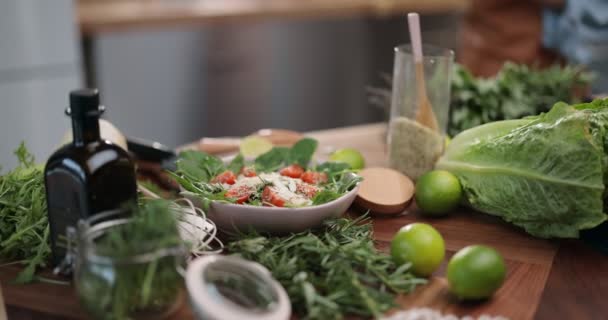 Gezonde groene voedselingrediënten op de keukentafel — Stockvideo