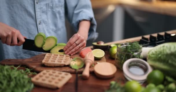 Vrouw maakt gezond groen ontbijt — Stockvideo