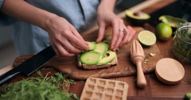 Mujer haciendo saludable desayuno verde — Vídeos de Stock