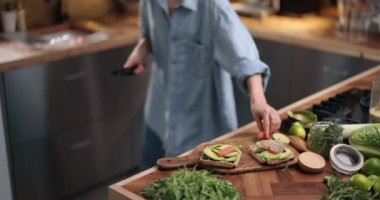 Sağlıklı yeşil kahvaltı hazırlayan kadın