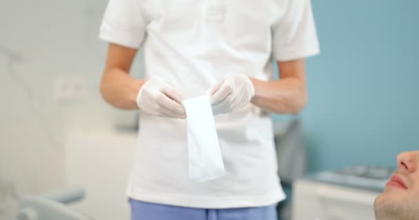 Dentista preparándose para el chequeo dental — Vídeo de stock