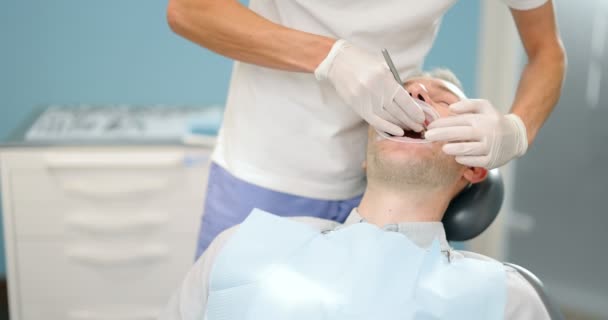 Paciente com aparelho dentário durante consulta ortodôntica regular — Vídeo de Stock