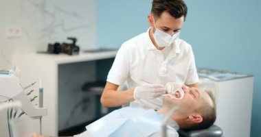 Ortodontik tedavi sırasında dişçi ve hasta