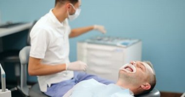 Ortodontik tedavi sırasında dişçi ve hasta