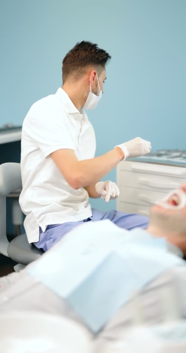 Zubař a pacient během ortodontické léčby — Stock video