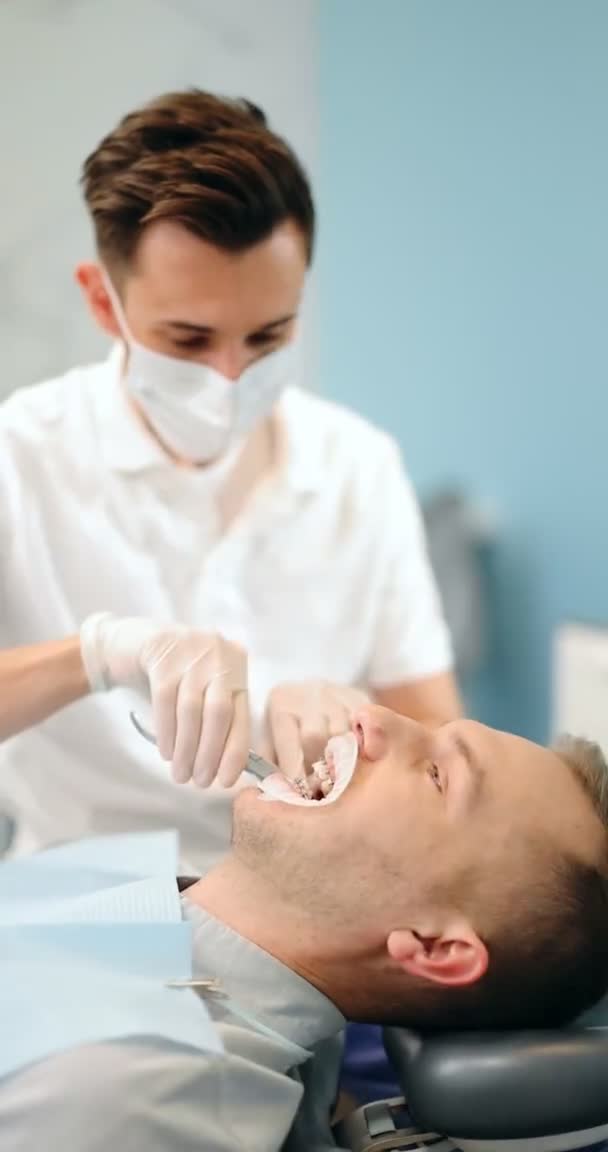 Zubař a pacient během ortodontické léčby — Stock video