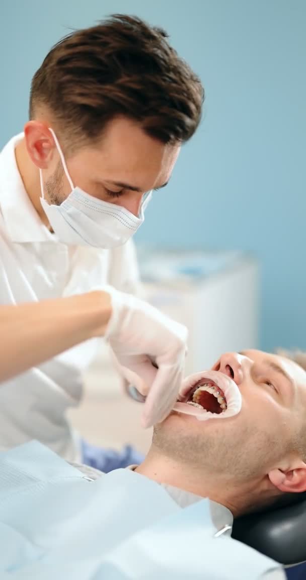 Dentista y paciente durante un tratamiento de ortodoncia — Vídeo de stock