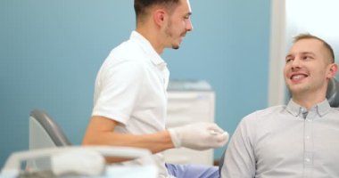 Diş muayenesi sırasında hasta ve dişçi