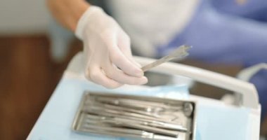 Tıbbi tedavi sırasında diş aletleri kullanan diş hekimi