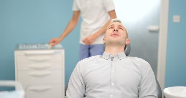 Paciente masculino esperando al dentista — Vídeos de Stock