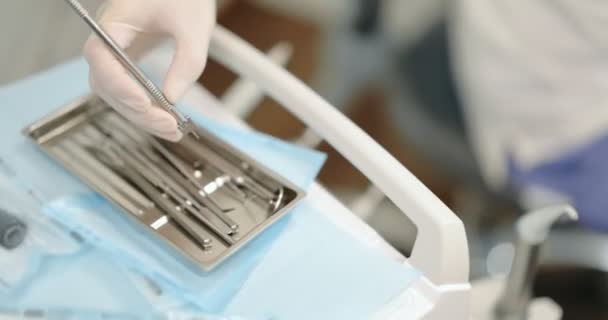 Οδοντίατρος που λαμβάνει οδοντιατρικά εργαλεία κατά τη διάρκεια ιατρικής θεραπείας — Αρχείο Βίντεο