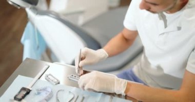 Çene modeli ile çalışan ortodontist parantez sistemi uyguluyor