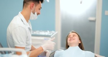 Genç bir hastayla mutlu bir dişçi.