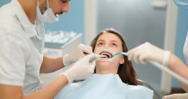 Düzenli bir ortodonti ziyareti sırasında diş teli takan hasta