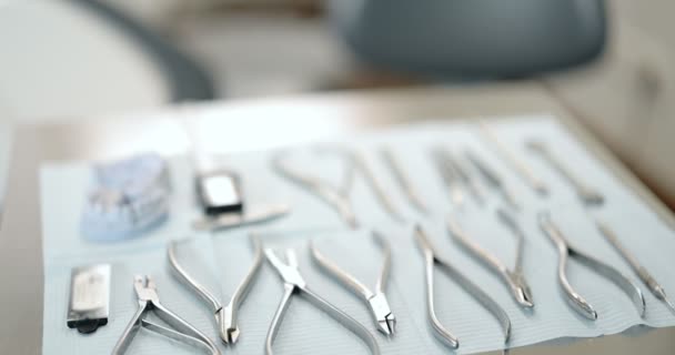 Стоматологические инструменты для ортодонтического лечения — стоковое видео