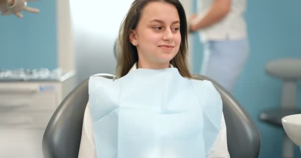 少女は歯科治療を待っています — ストック動画