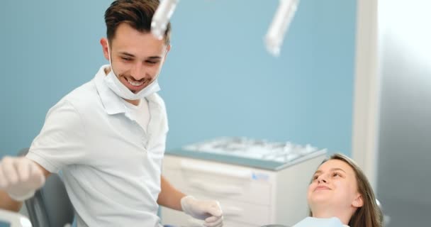 Paciente y dentista que se prepara para la revisión dental — Vídeos de Stock