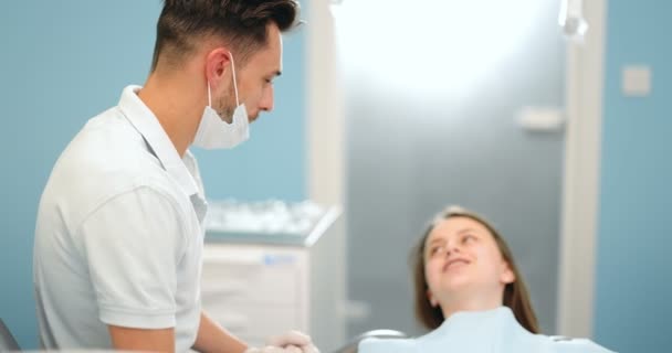 Paziente e dentista che si preparano per il controllo odontoiatrico — Video Stock