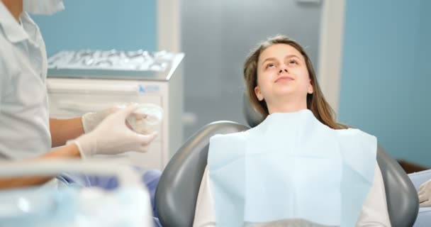 Dentista indossare optragate per il giovane paziente — Video Stock