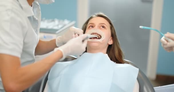 Paciente com aparelho dentário durante consulta ortodôntica regular — Vídeo de Stock