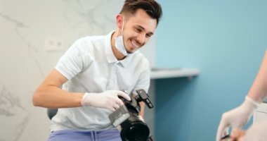 İşinin sonucunu fotoğraflayan dişçi.