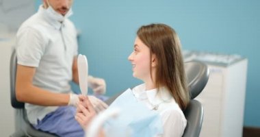 Ortodontik tedavide gülümseyen kız.