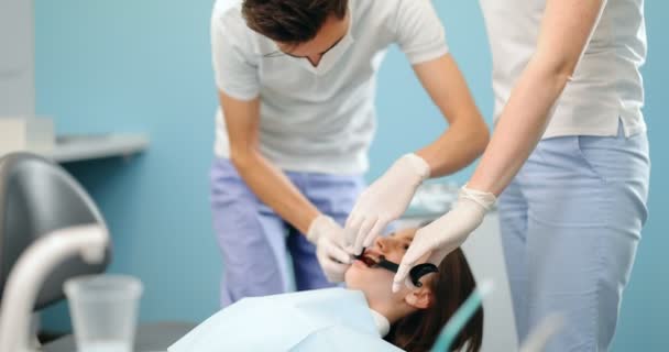 Dentista fotografiando el resultado de su trabajo — Vídeo de stock