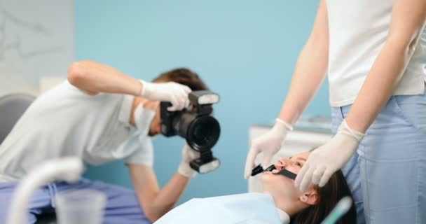 Dentista fotografiando el resultado de su trabajo — Vídeo de stock