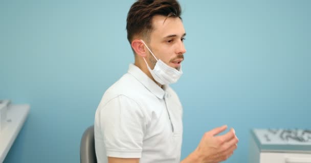 Retrato de un joven dentista sonriente — Vídeos de Stock