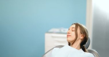 Diş kontrolü sırasında genç bir hasta.