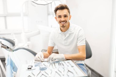 Çene modeli ile çalışan ortodontist parantez sistemi uyguluyor