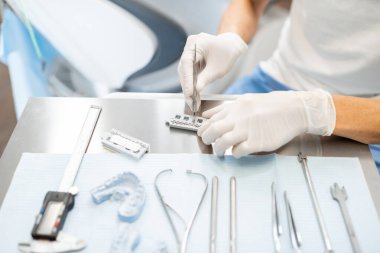 Çene modeli ile çalışan ortodontist parantez sistemi uyguluyor