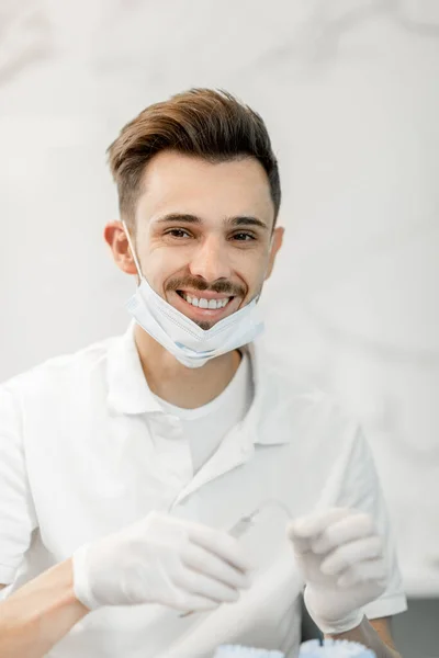 Tandtekniker som arbetar med tandläkarmodell — Stockfoto
