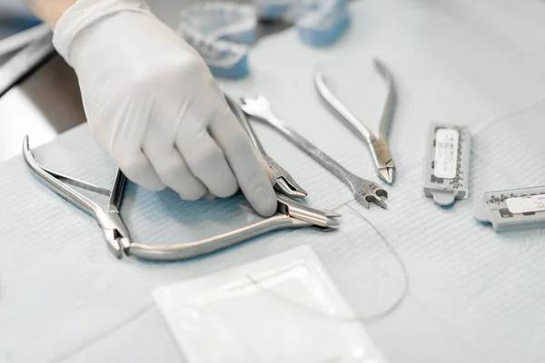 Ortodontista trabalhando com um modelo de dentes — Fotografia de Stock