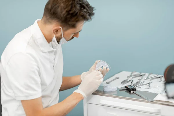 Zahntechniker arbeitet mit einem Modell von Zähnen und Zahnspangen — Stockfoto