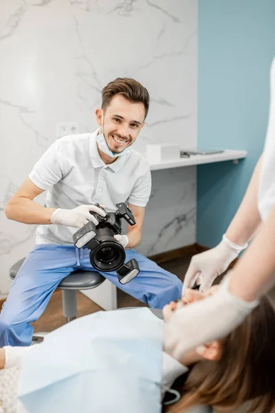 Dentista fotografiando el resultado de su trabajo — Foto de Stock