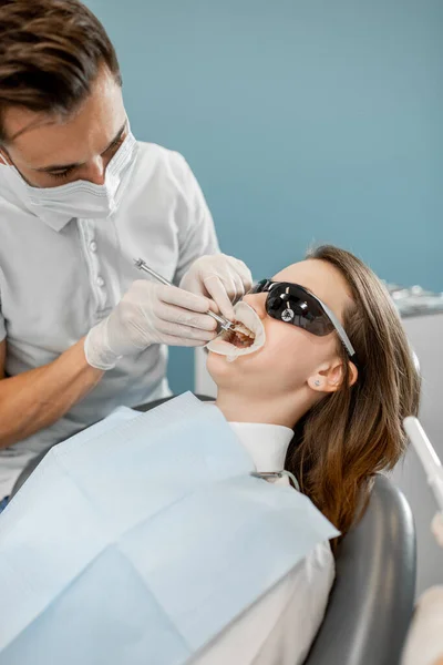 Paciente con aparatos dentales durante una visita regular a la ortodoncia —  Fotos de Stock