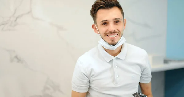 Retrato de un joven dentista sonriente en el consultorio dental —  Fotos de Stock