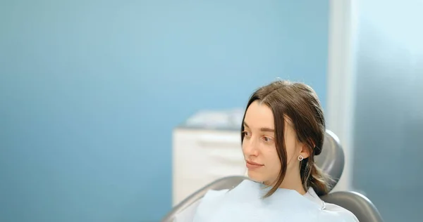 Paciente jovem durante um check-up dentário no consultório odontológico — Fotografia de Stock