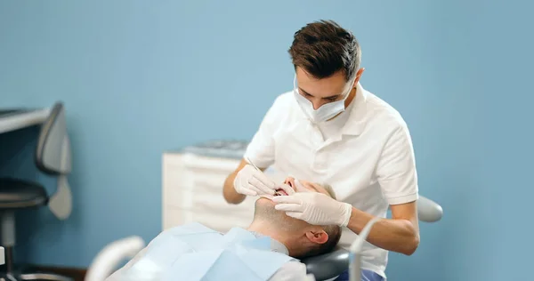 Dentista e paziente durante un trattamento ortodontico — Foto Stock