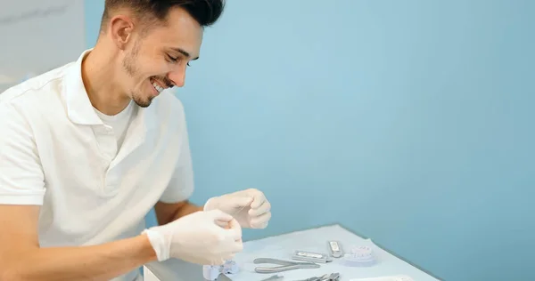 Technicien dentaire travaillant avec un modèle de dents et d'appareils dentaires — Photo